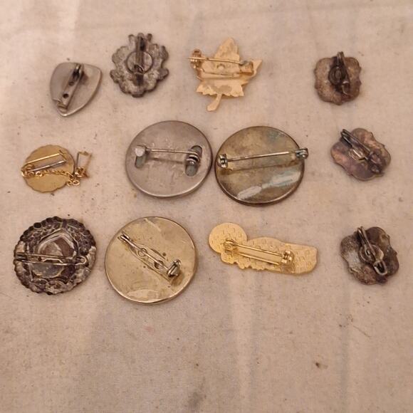 Vintage Lot 12 Travel Pins Pisa, Hungary, Italy, Canterbury, Etc. See Pics - Picture 6 of 6